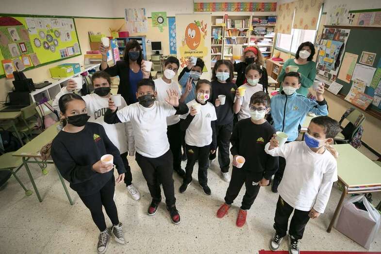 Los alumnos se toman a diario un vaso de zumo de naranja recién exprimido/TA.